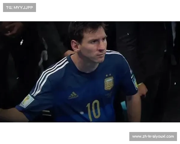 梅西社交媒体晒个性化吸管 展现大力神杯与三星标志的独特魅力